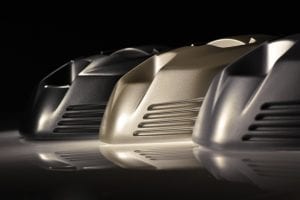 Drei Metallteile mit reflektierenden Oberflächen