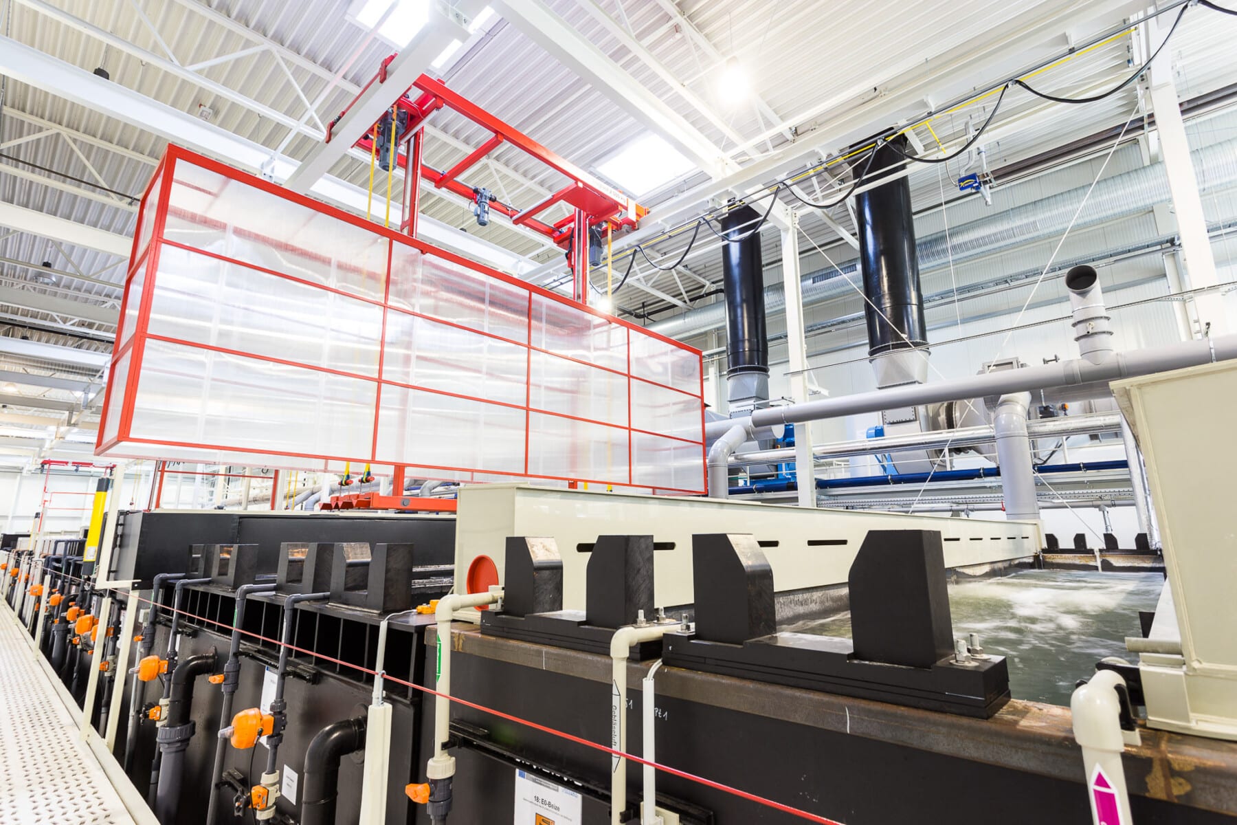 Industrielle Produktionsanlage in heller Fabrikumgebung