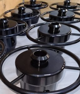 Schwarze metallische Abdeckungen mit kreisförmigen Griffen