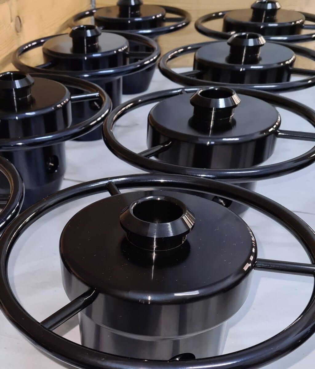 Schwarze metallische Abdeckungen mit kreisförmigen Griffen