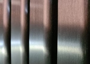 Metallisch glänzende, gebürstete Oberfläche aus nächster Nähe.