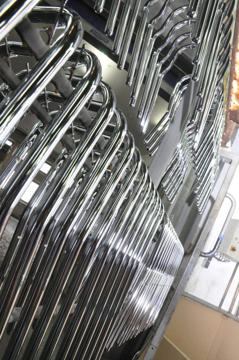 Verchromte Metallrohre in industrieller Fertigung