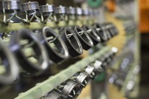 Metallringe an Produktionslinie in Fabrik