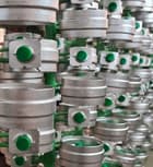 Gestapelte Metallzylinder mit grünen Details