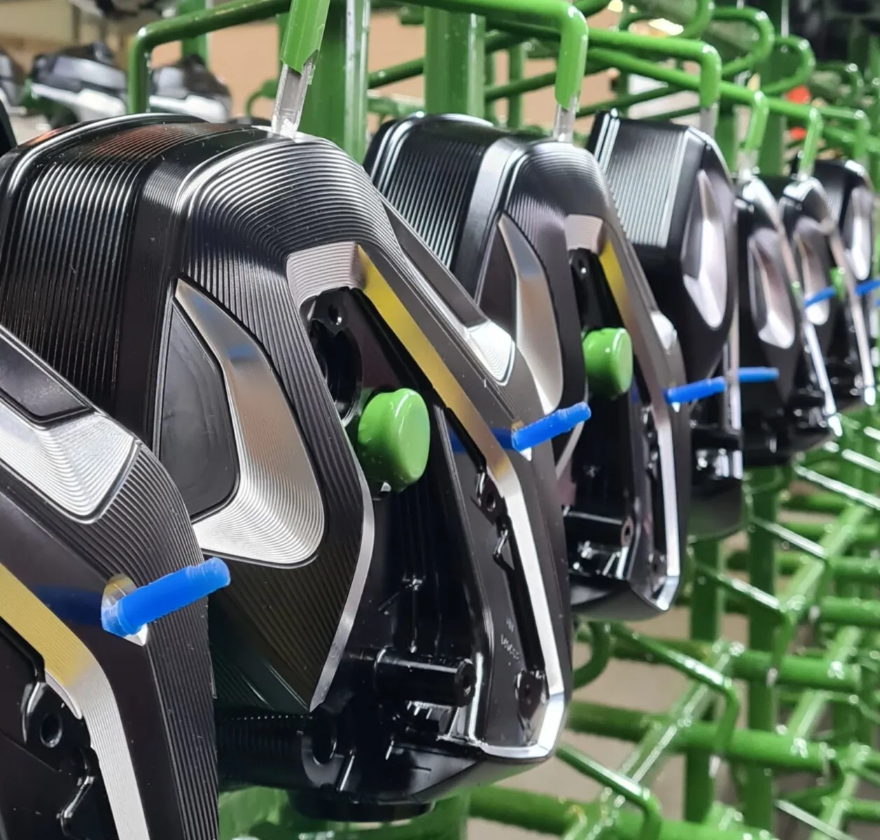 Nahaufnahme von industriellen Metallteilen an Gestell