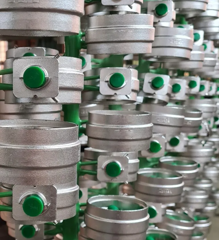 Gestapelte Metallzylinder mit grünen Details