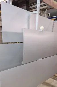 Graue Bleche in Fabrikumgebung