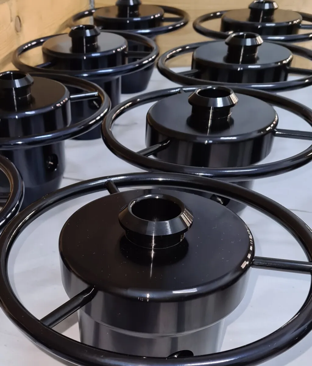 Schwarze metallische Abdeckungen mit kreisförmigen Griffen