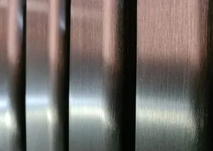 Metallisch glänzende, gebürstete Oberfläche aus nächster Nähe.