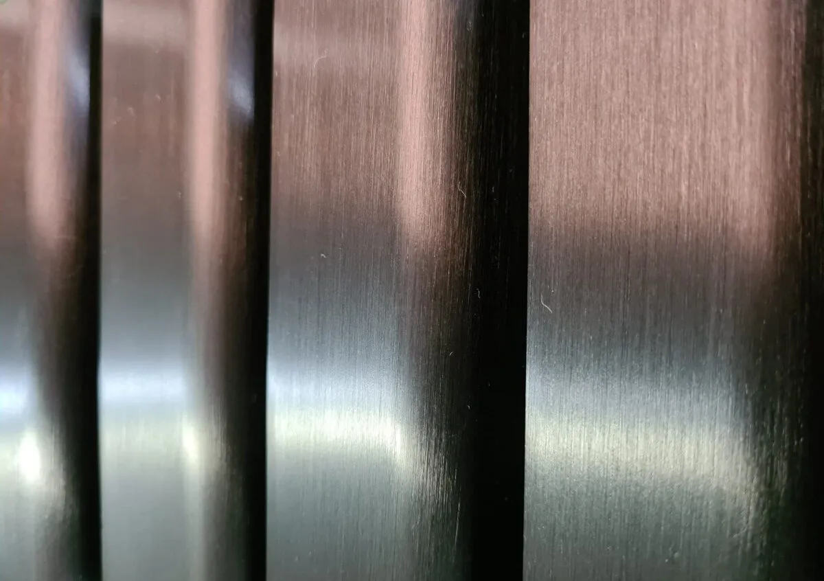 Metallisch glänzende, gebürstete Oberfläche aus nächster Nähe.