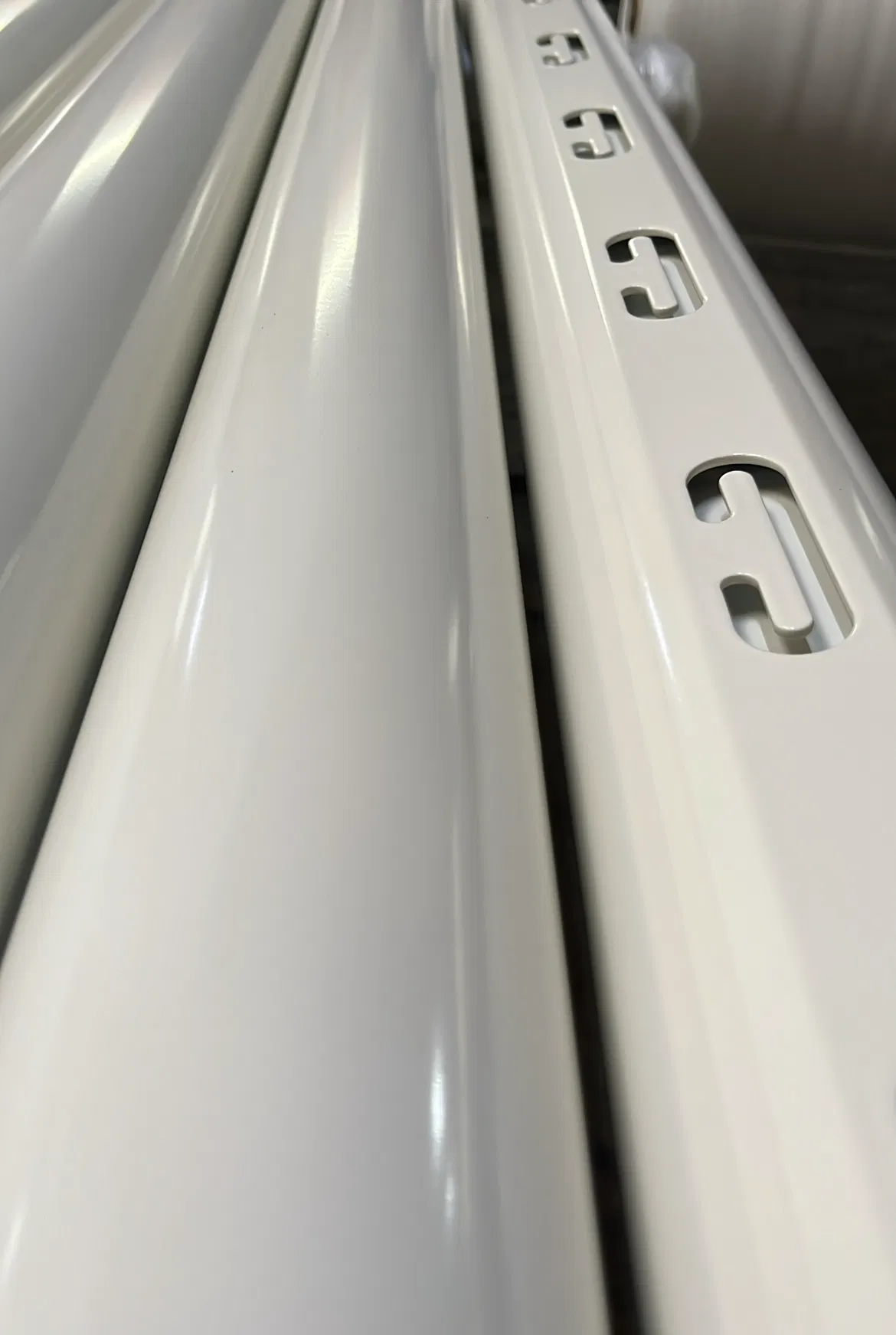 Große industrielle Antriebsrolle in Fabrikumgebung