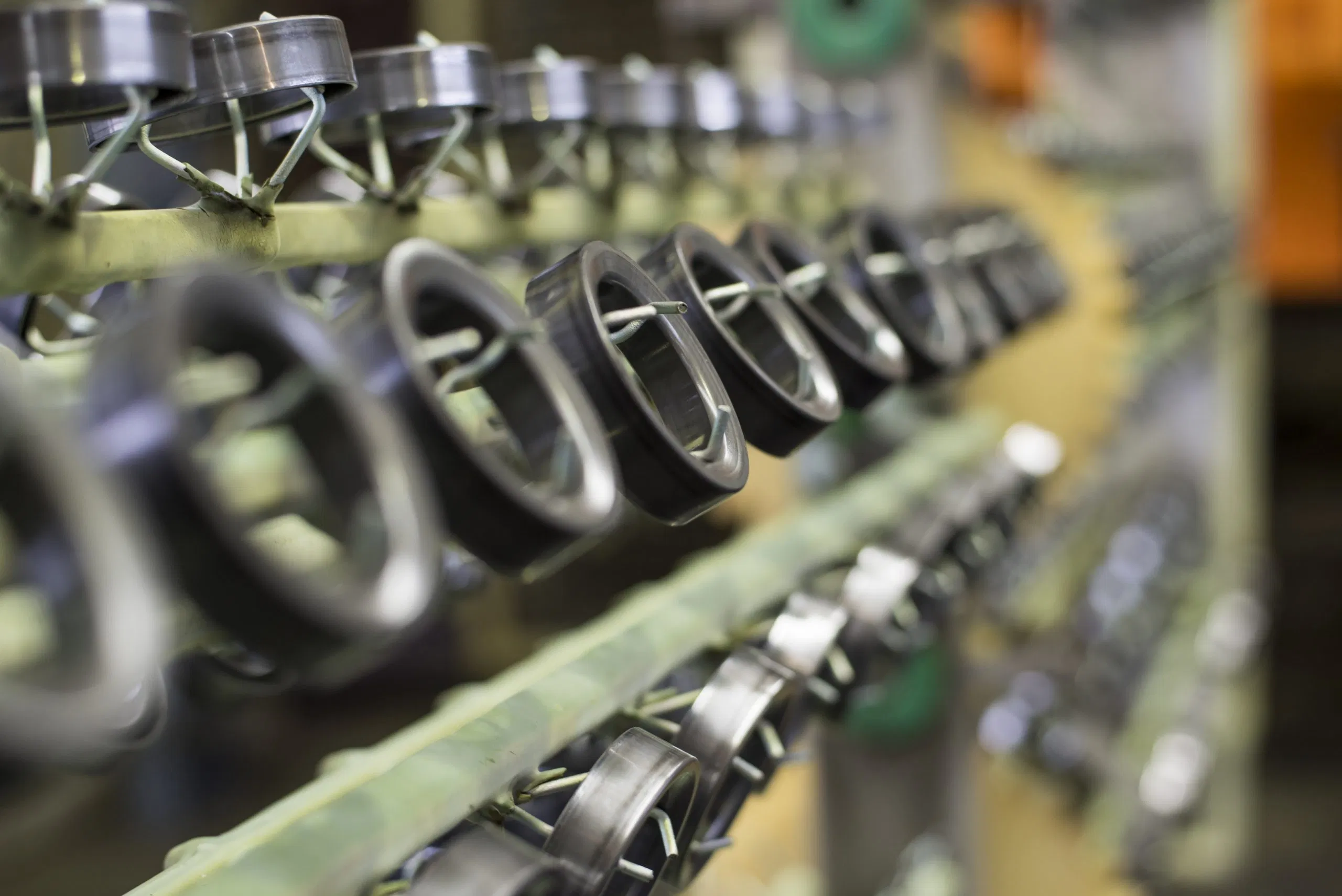 Metallringe an Produktionslinie in Fabrik